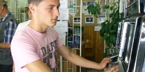 Bacău: Sfidează sărăcia în faţa aparatelor de joc