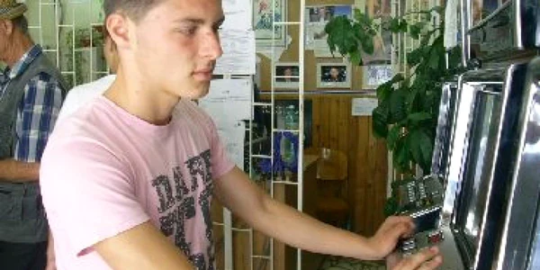 Bacău: Sfidează sărăcia în faţa aparatelor de joc