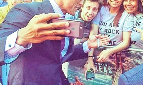 24 dwayne johnson glob foto5 50 50  jpeg