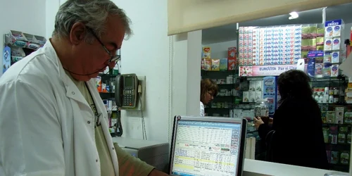 Farmacistul Vasile Rizea din Constanţa lucrează cu reţetele electronice