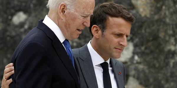 Joe Biden si Emmanuel Macron inainte de poza de grup de la summitul G7 de la Cornwall FOTO EPA-EFE