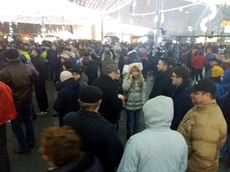 Aproximativ 200 de craioveni protestează în Piaţa Mihai Viteazu