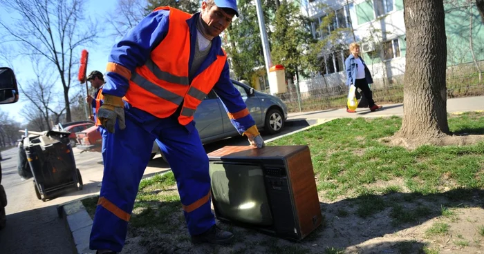 Dacă aveţi deşeuri de mari dimensiuni, puteţi suna la dispeceratul primăriei, pentru ridicare. FOTO Adevărul