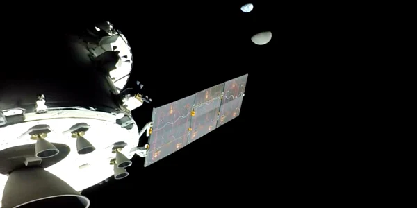 Pământul și Luna, vizibile de pe capsula Orion FOTO Profimedia  via NASA