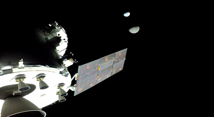 Pământul și Luna, vizibile de pe capsula Orion FOTO Profimedia via NASA