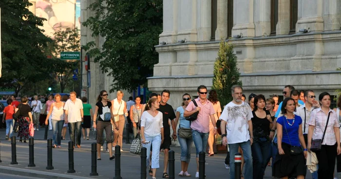 Dacă în anul Revoluţiei existau 23,1 milioane de români, în 2011 au mai rămas doar 20,1 milioane FOTO Adevărul