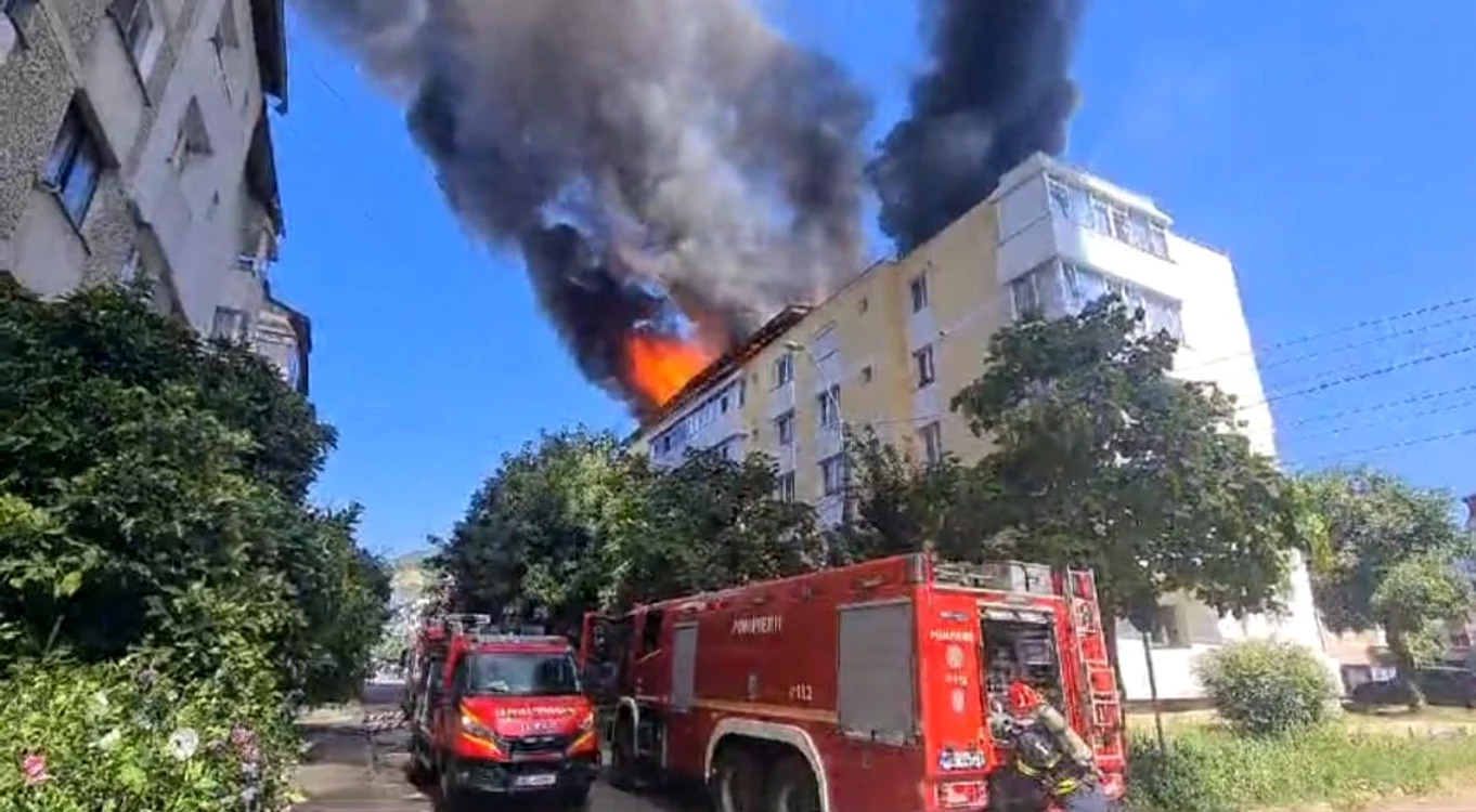 Bloc în flăcări FOTO: ISU Neamț