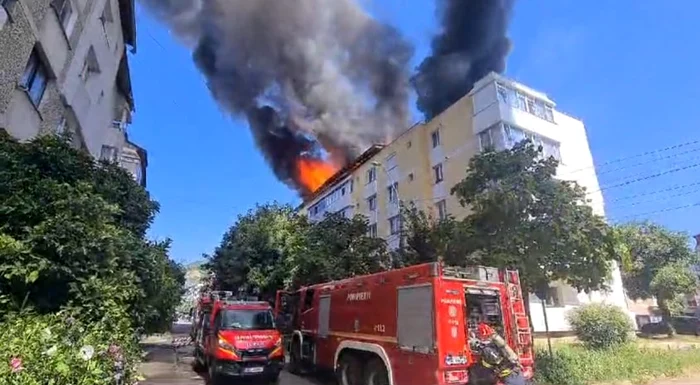 Bloc în flăcări FOTO: ISU Neamț