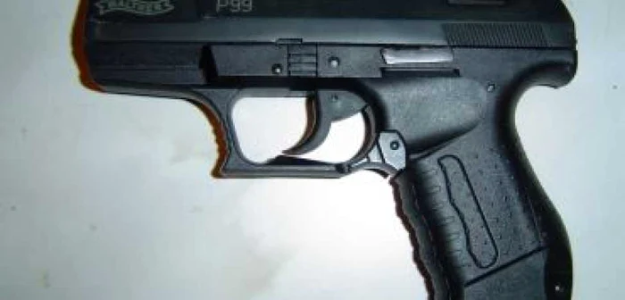 Hunedoara: Ameniţat cu un pistol-brichetă