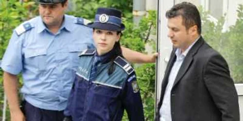Judecătorul Laurenţiu Anghel  (dreapta) a fost arestat la 6 mai 2010 