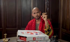 Andrew Tate si cutia de pizza FOTO Profimedia 