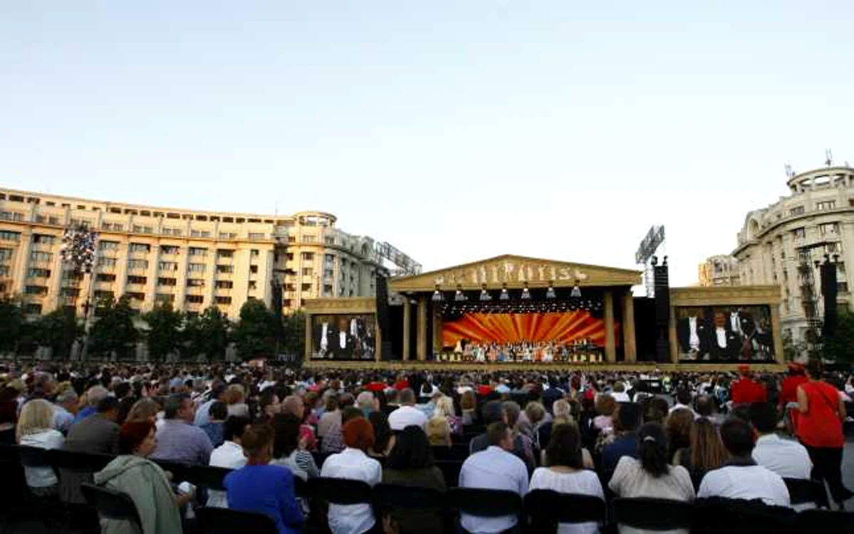 André Rieu a refuzat să înceapă partea a doua a concertului de sâmbătă seară, până când toţi spectatorii nu s-au aşezat pe scaunele de plastic amenajate în Piaţa Constituţiei  FOTOGRAFII: David Muntean