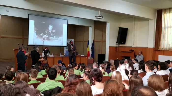 La întâlnirea de la C.N. Ion Minulescu au participat sute de elevi FOTO: A.M.