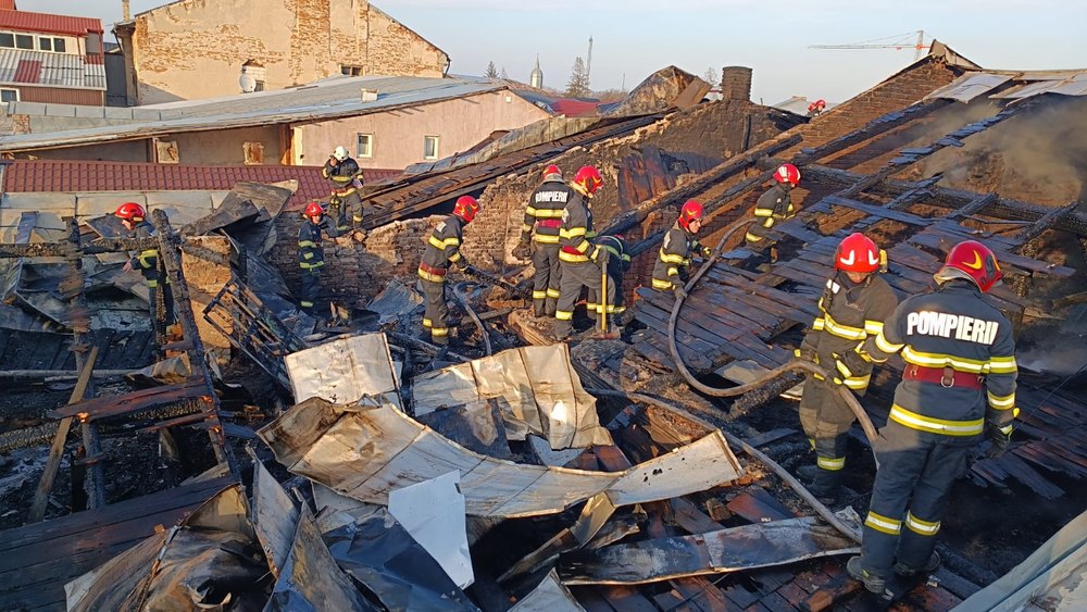 Incendiu de proporții în Tecuci. Două gospodării și șapte spații comerciale au fost afectate