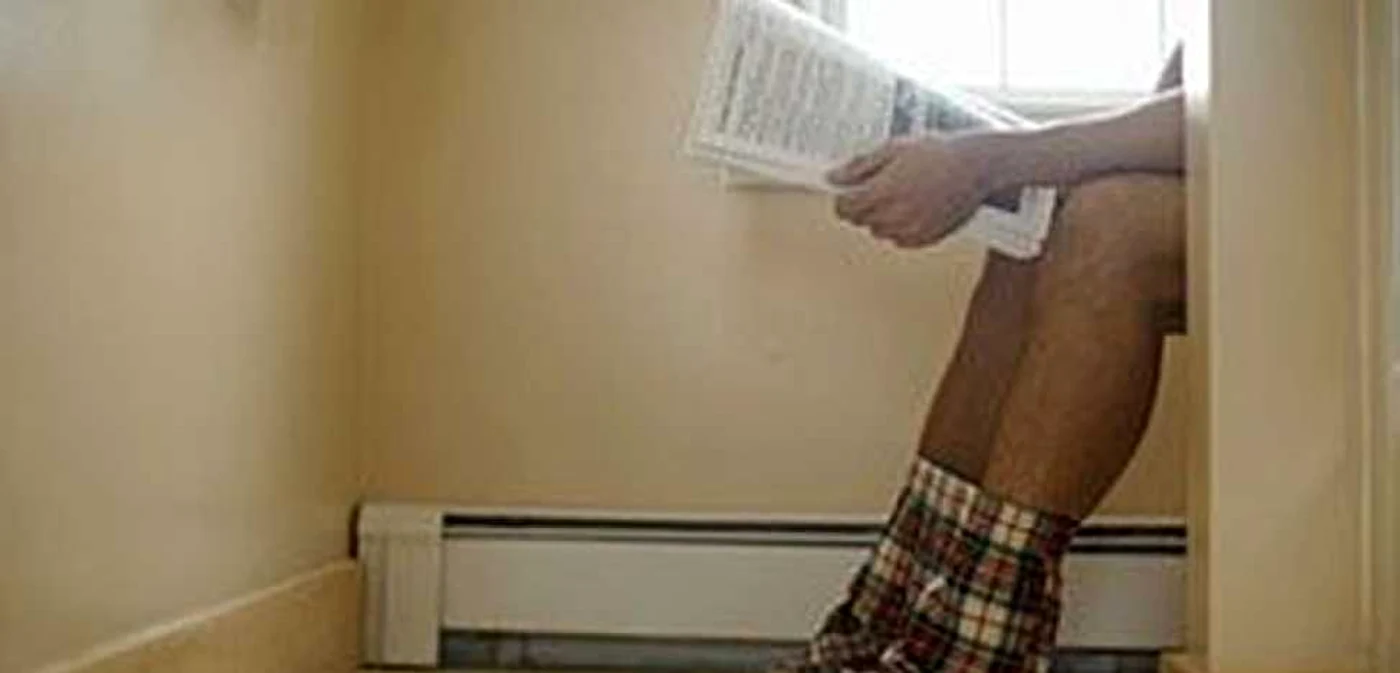 Persoanele care petrec mai mult de cinci minute pe toaletă riscă să sufere de hemoroizi