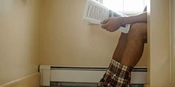 Persoanele care petrec mai mult de cinci minute pe toaletă riscă să sufere de hemoroizi