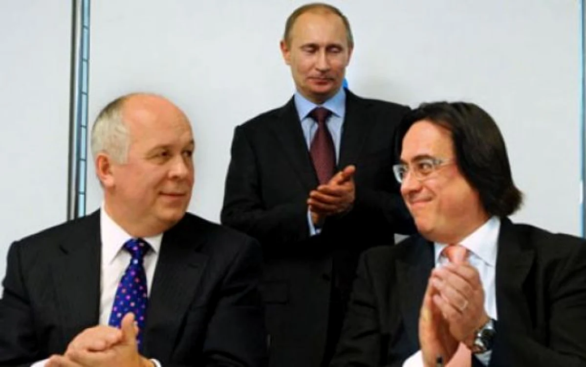 Omul de afaceri Serghei Adoniev (dreapta) bătând din palme la un eveniment sub ochii preşedintelui rus Vladimir Putin (centru) FOTO bivol.bg