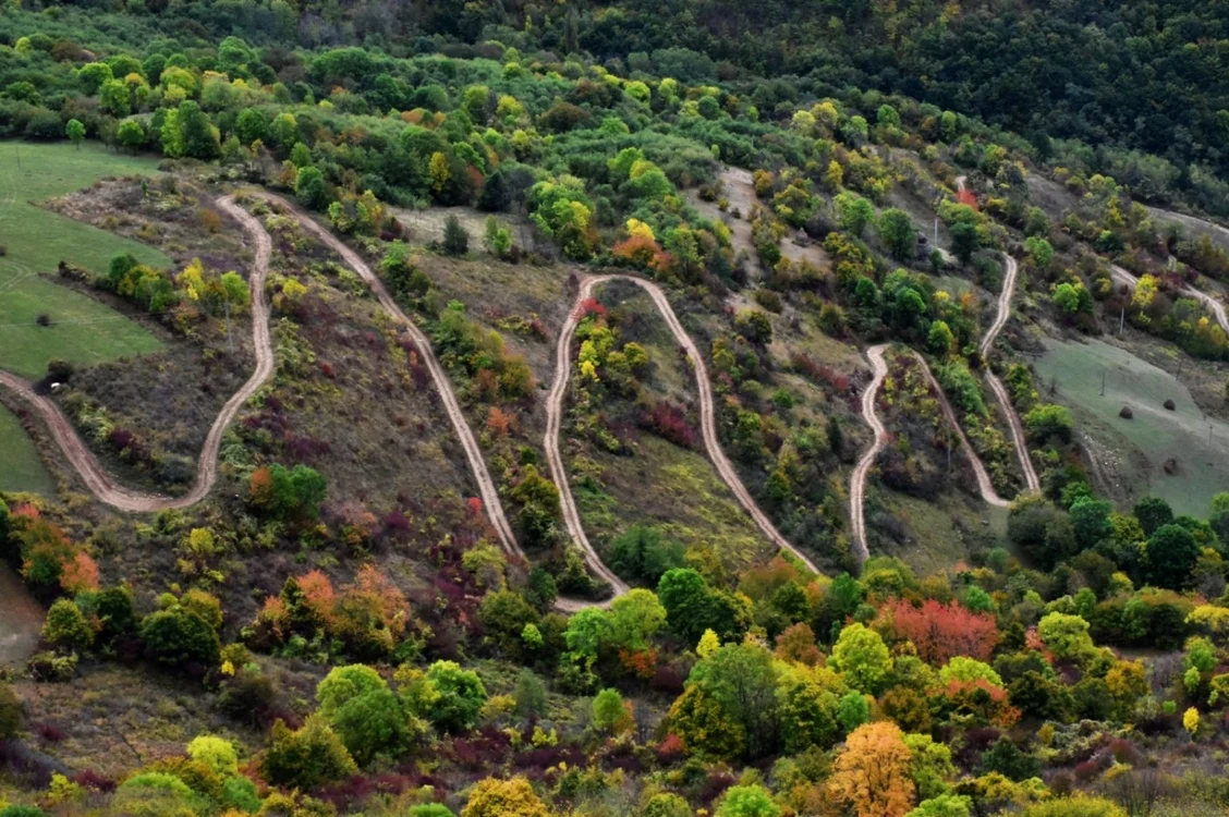 Traseul sinuos și spectaculos al drumului în zona Râmeț FOTO Adevărul