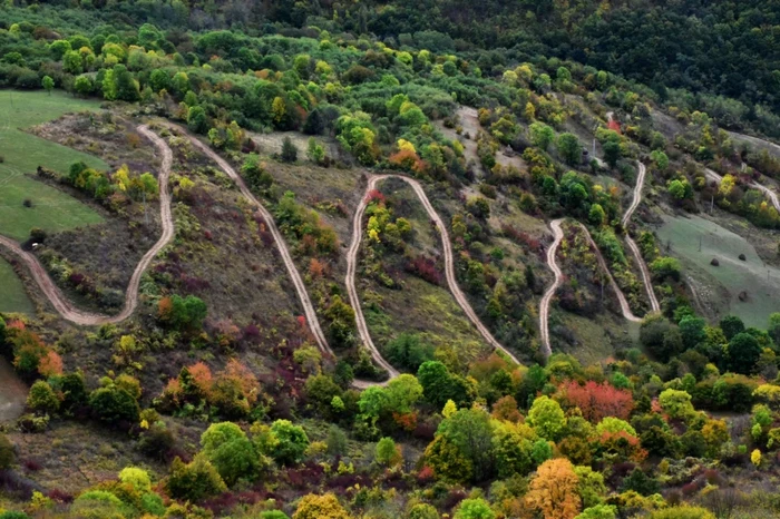 Traseul sinuos și spectaculos al drumului în zona Râmeț FOTO Adevărul