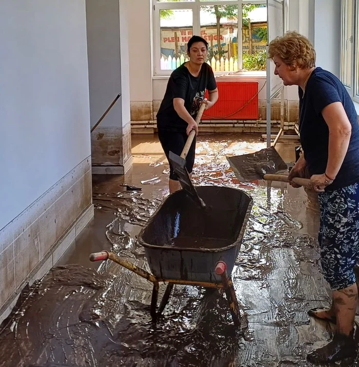 scoala inundată in Galați