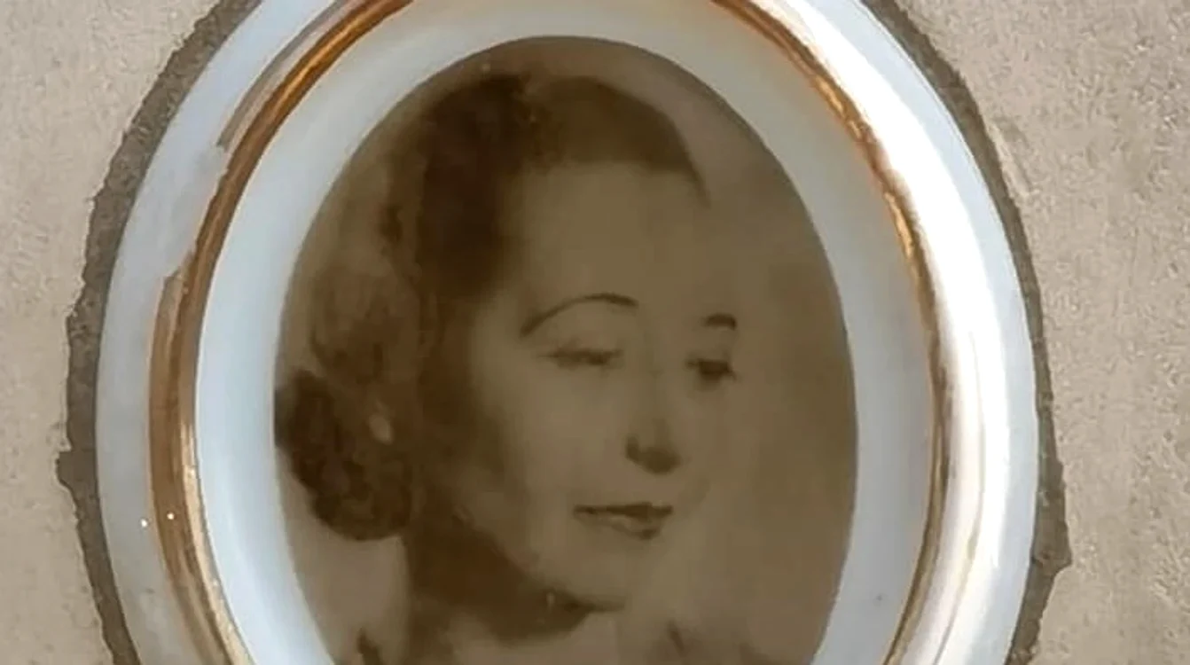 Maria Antonescu, fotografia de pe mormântul de la Cimitirul Bellu