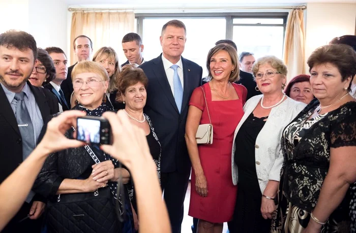 Klaus și Carmen Iohannis s-au pozat cu românii prezenți la recepție