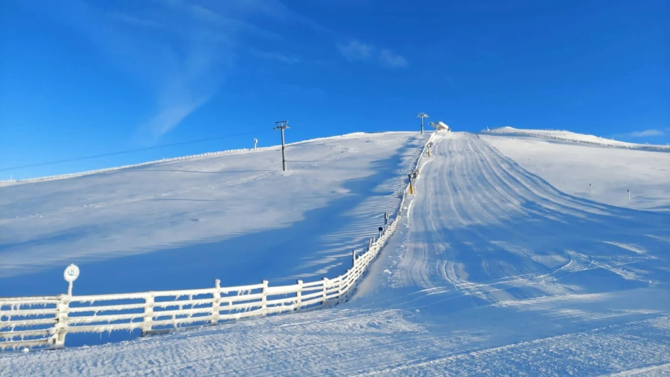 Pârtiile de mare altitudine din Sinaia sunt pregătite pentru schiori FOTO Facebook/Gondola Sinaia