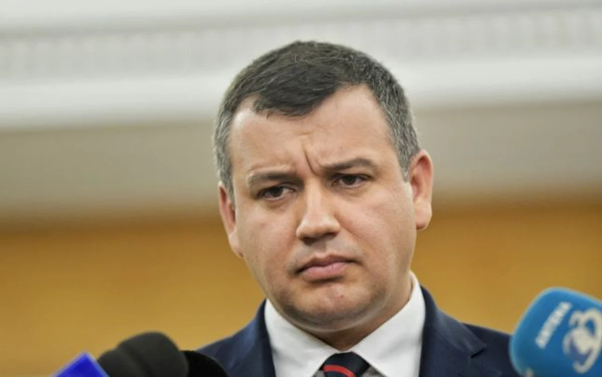 
    Preşedintele PMP, Eugen Tomac, cere persoanele de peste 65 de ani să nu poată ieşi din casă decât însoţite de poliţieFOTO: adevarul.ro  