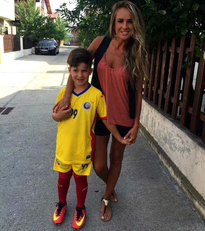DIana Munteanu, alături de fiul ei din casătoria cu Claudiu Niculescu