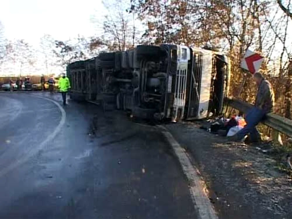 
    Unul dintre TIR-uri era oprit pe banda de urgenţă, iar cel de-al doilea autotren a intrat în plin în el  