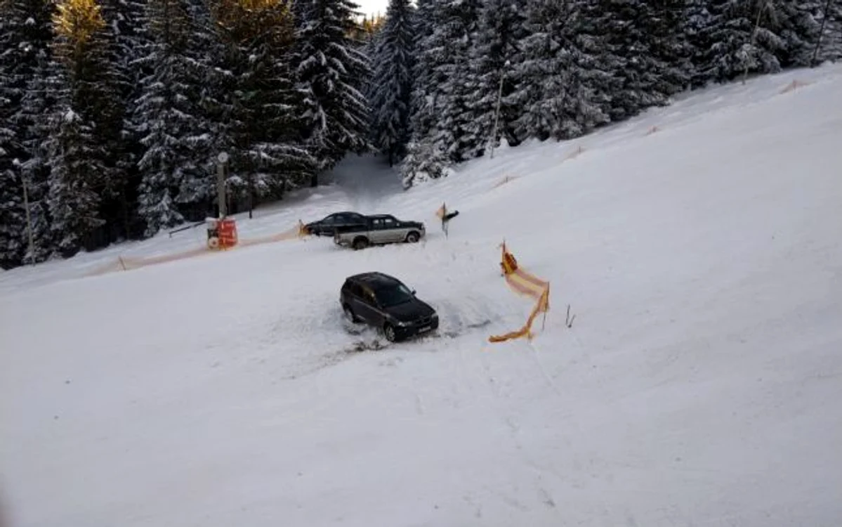 BMW blocând pârtia de schi de la Onceşti FOTO Turnul Sfatului