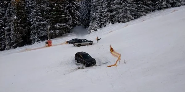 Disperat, bărbatul a chemat doi prieteni în ajutor, dar cei trei nu au reuşit să scoată maşina din zăpadă jpeg