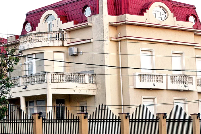 Aceasta este vila din Pipera, în care locuiesc acum Valentina şi fiul ei