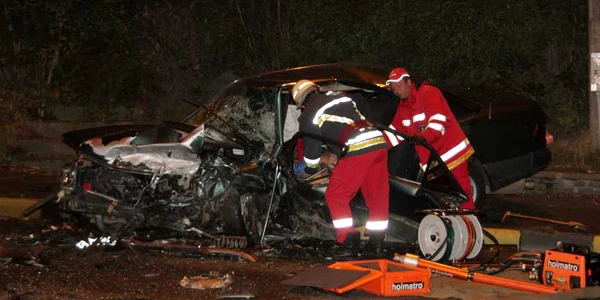 Echipajul de la Situaţii de Urgenţă cercetează fiarele contorsionate
