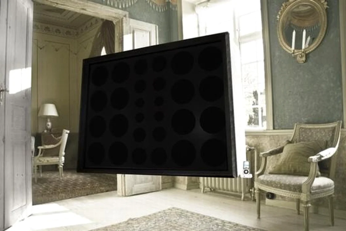 
    Are 102 kilograme şi 28 de difuzoare  