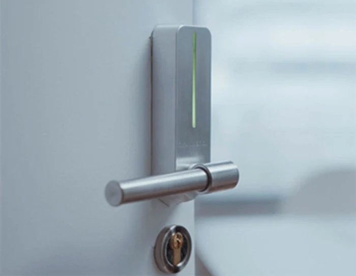 
    Clanţa Hygienehook a fost creată în 2020 şi ucide în câteva secunde 99,9% dintre virusuri şi bacterii  