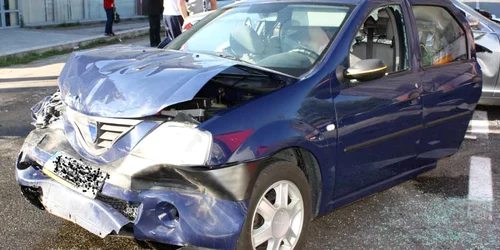 Si-a ranit mama in timp ce conducea un Logan intrând intr-o masina care circula in fata sa (foto arhiva)