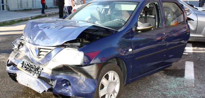 Si-a ranit mama in timp ce conducea un Logan intrând intr-o masina care circula in fata sa (foto arhiva)