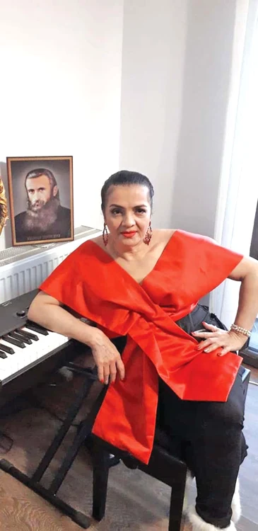 Artista a purtat ținute realizate de Sonia Trifan