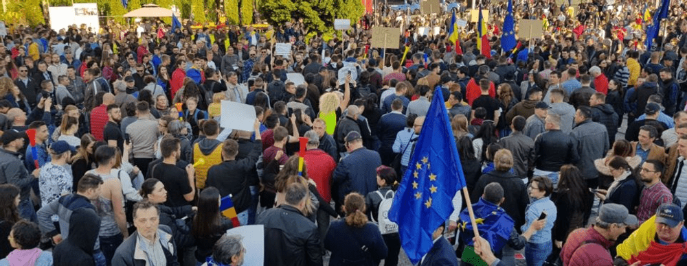 Huiduieli la Iaşi în timpul discursurilor ţinute de Nicolae Ciucă şi Marcel Ciolacu