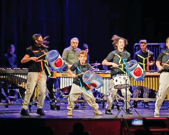 Zoli Toth și trupa sa de  percuționiști fac  spectacol la Timișoara