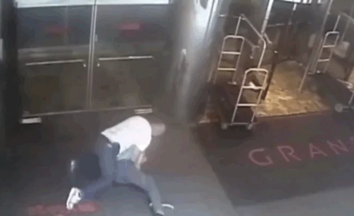 Polițiștii l-au pus imediat la pământ pe tenismenfoto: captură video