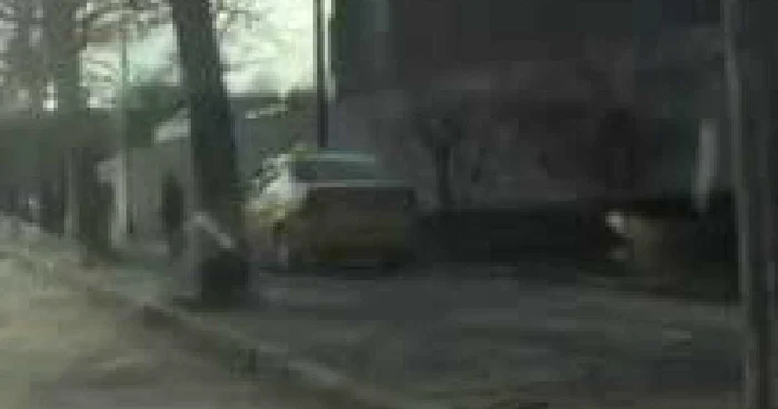 Taximetristul i-a obligat pe pietoni să se dea la o parte. FOTO Captură video