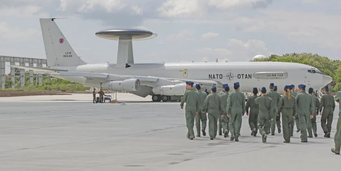 Luni, 15 mai, un avion AWACS E-3A al NATO a făcut o escală la Baza Aeriană 90 Otopeni FOTO Inquam