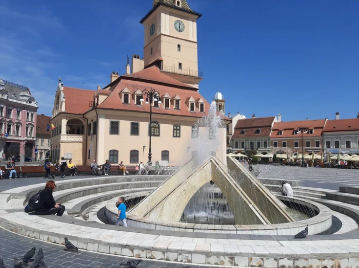 Fântâna din Piaţa Sfatului FOTO Ioan Buciumar