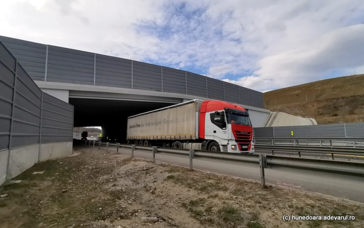 Ecoduct la Holdea, pe Lotul 3 al Autostrăzii Lugoj - Deva. Foto: Daniel Guţă. ADEVĂRUL