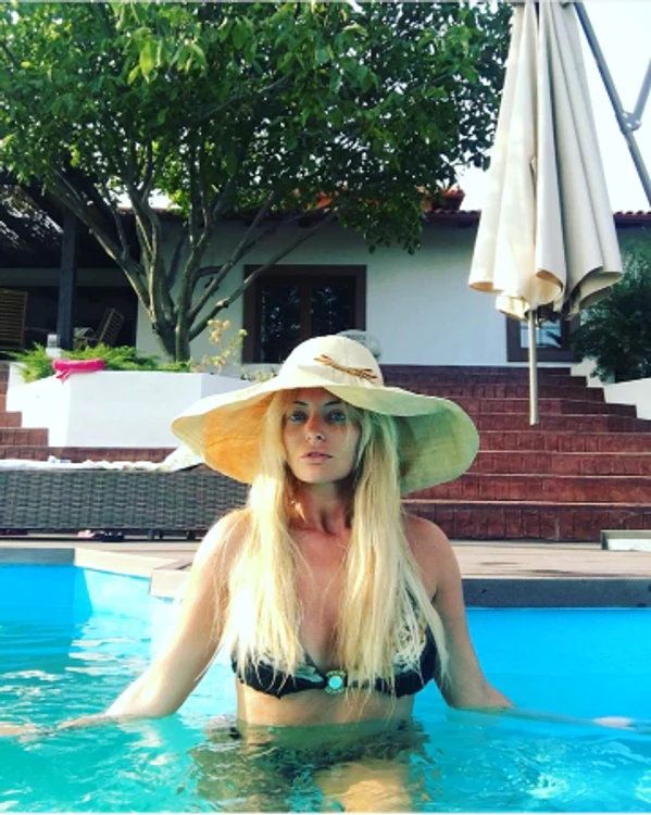 Delia se bronzează cu prietenii la piscina din curtea casei