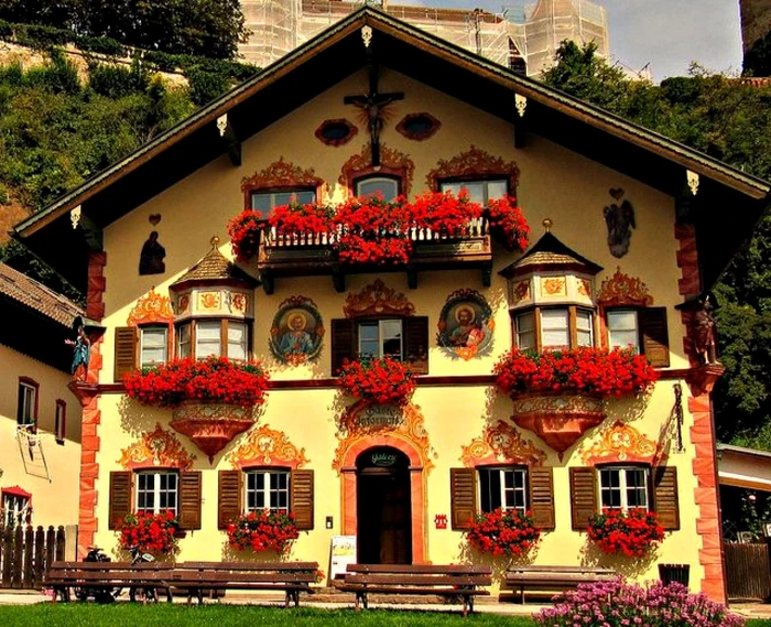 Casele în stil bavarez sunt caracterizate de multă culoare, multe flori şi picturi FOTO pinterest.com