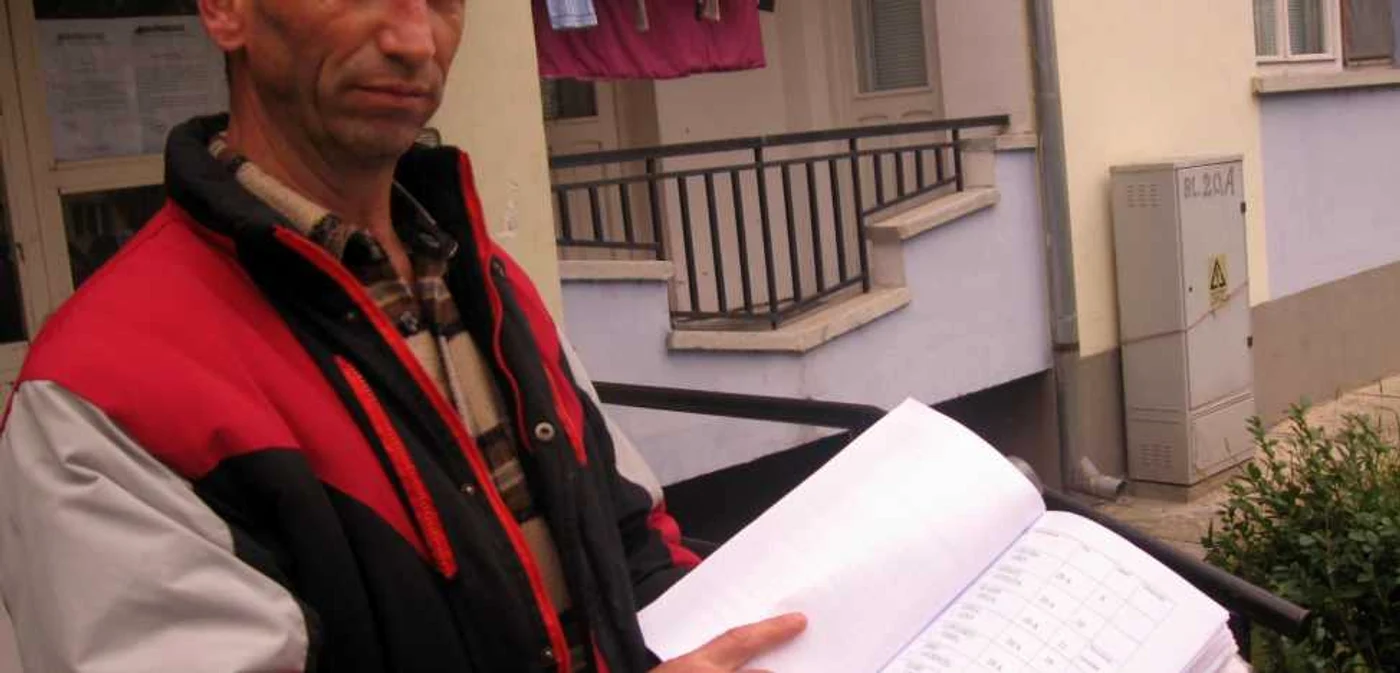 Vasile Brânzan este nemulţumit pentru că garsoniera i-a fost afectată de igrasie  