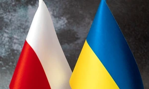 relația polonia ucraina   steaguri pe fundal întunecat FOTO shutterstock jpg